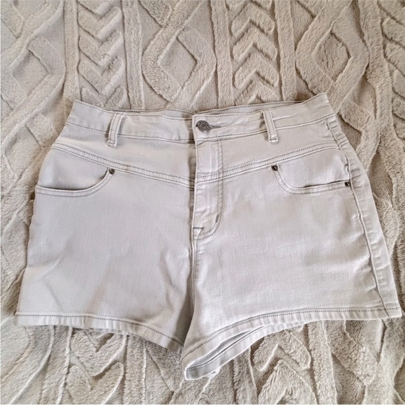 BDG Urban Outfitters Light Cream Jean Shorts - Picture 2 of 9